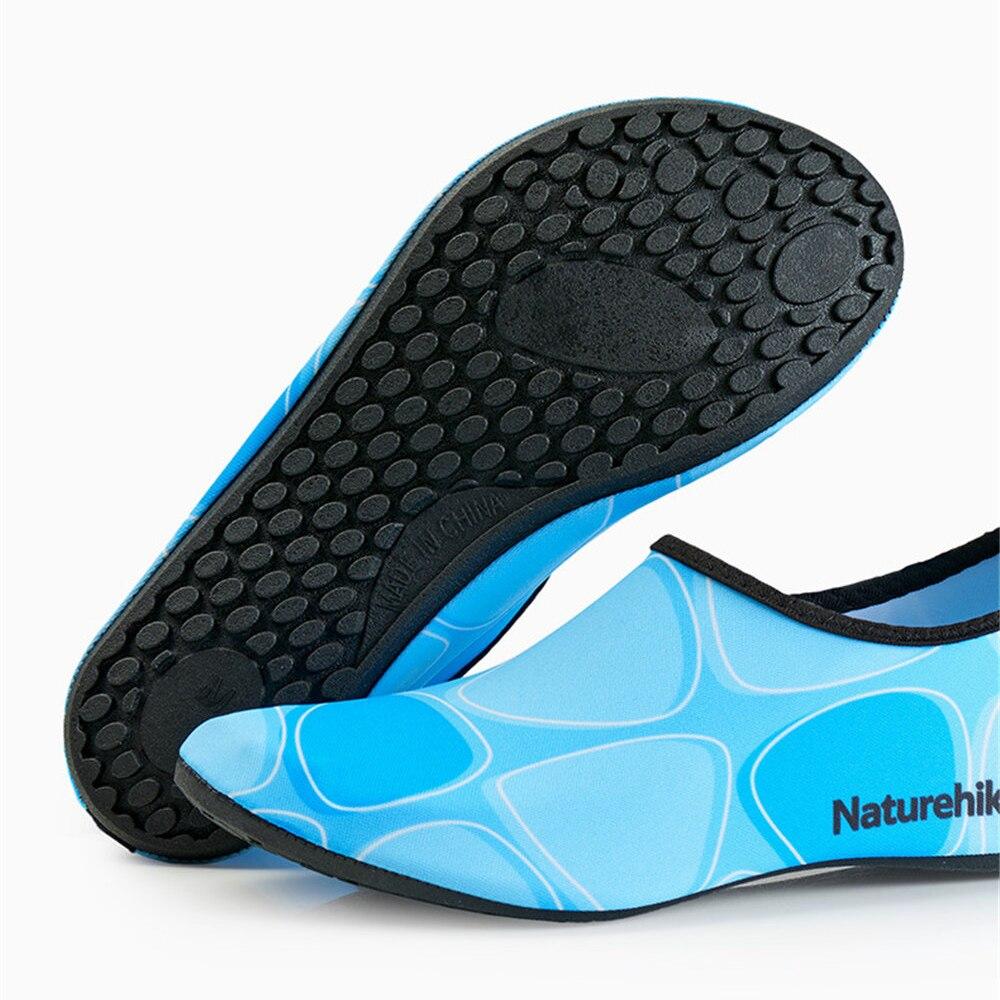 Thiết kế đơn giản của giày đi biển chống nước NatureHike NH18S001-X dễ sử dụng
